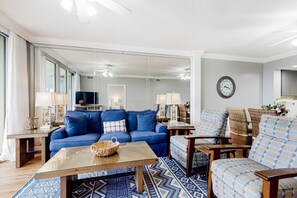 TV, offices - Ocean view condo with beach access, hot tub, outdoor pool, gym, BBQ, patio (Fort Walton Beach)