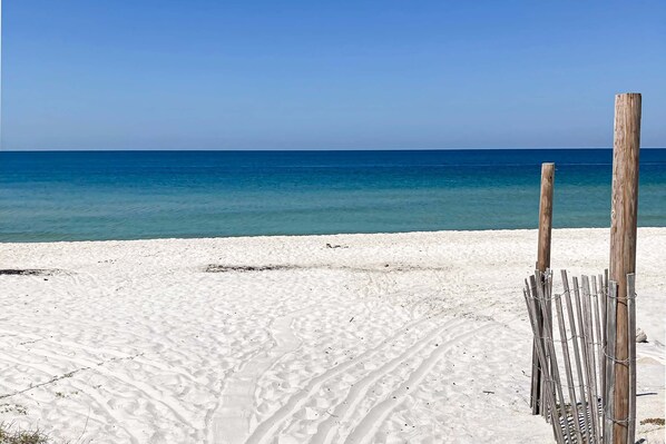 Beach nearby - Cozy Gulf-View Beach House with Foosball, Patio, AC & washer&dryer - Pets Welcome (Port St. Joe)