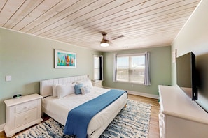 2 bedrooms, iron/ironing board, travel cot, WiFi - Cozy Gulf-View Beach House with Foosball, Patio, AC & washer&dryer - Pets Welcome (Port St. Joe)