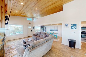 TV, table football, offices - Cozy Gulf-View Beach House with Foosball, Patio, AC & washer&dryer - Pets Welcome (Port St. Joe)