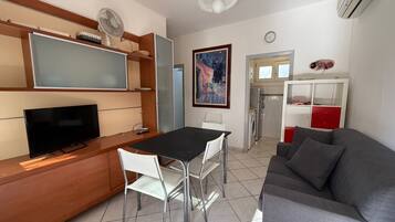 Appartamento, 2 camere da letto, patio, vista giardino | Soggiorno