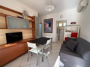 Appartamento, 2 camere da letto, patio, vista giardino | Soggiorno