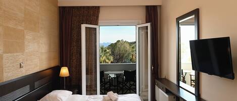 Quarto standard, vista para o mar | Cortinas blackout, ferros/tábuas de passar roupa, Wi-Fi de cortesia