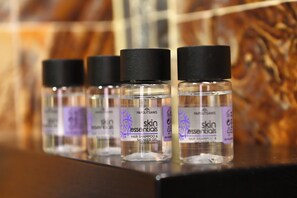 Kahden hengen huone, parveke, merinäköala | Kylpyhuoneen mukavuudet | Saippua, sampoo, vessapaperi