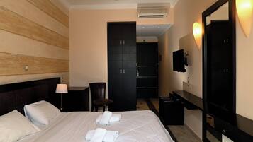 Double Room, Balcony, Sea View | Blackout drapes, iron/ironing board, free WiFi