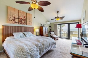 3 bedrooms, iron/ironing board, WiFi, bed sheets - Sound view townhome with balcony, alfresco dining, AC, & W&D - snowbird-friendly (Navarre)