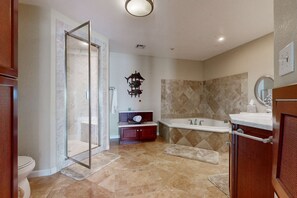 Shower, towels - Sound view townhome with balcony, alfresco dining, AC, & W&D - snowbird-friendly (Navarre)
