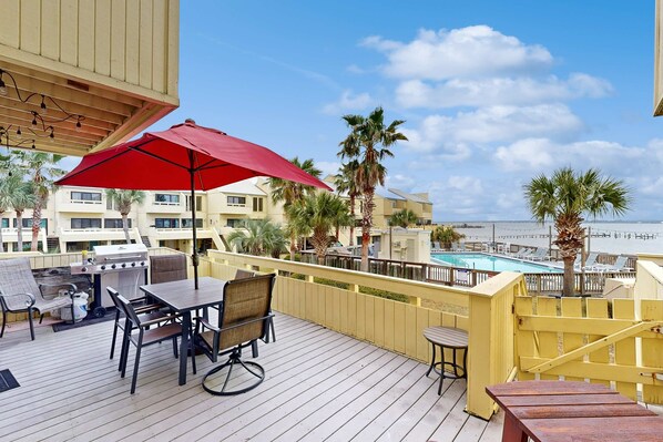 Outdoor dining - Sound view townhome with balcony, alfresco dining, AC, & W&D - snowbird-friendly (Navarre)