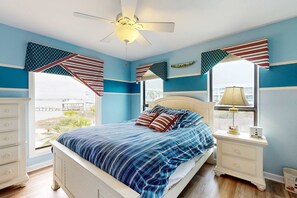 3 bedrooms, iron/ironing board, WiFi, bed sheets - Sound view townhome with balcony, alfresco dining, AC, & W&D - snowbird-friendly (Navarre)