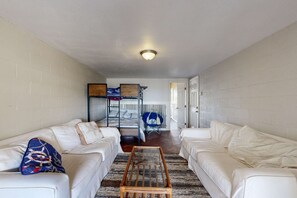 3 bedrooms, iron/ironing board, WiFi, bed sheets - Sound view townhome with balcony, alfresco dining, AC, & W&D - snowbird-friendly (Navarre)