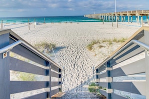 On the beach - Waterfront condo with shared pool, free wifi and ocean views (Panama City Beach)