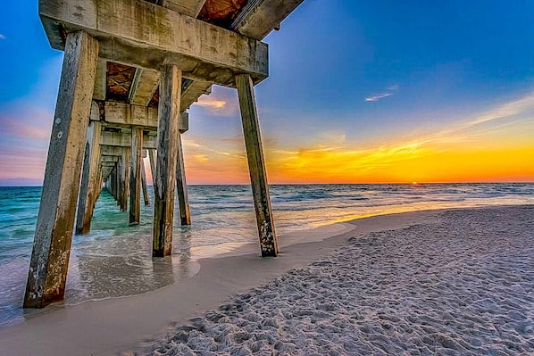 On the beach - Waterfront condo with shared pool, free wifi and ocean views (Panama City Beach)