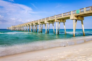 On the beach - Waterfront condo with shared pool, free wifi and ocean views (Panama City Beach)