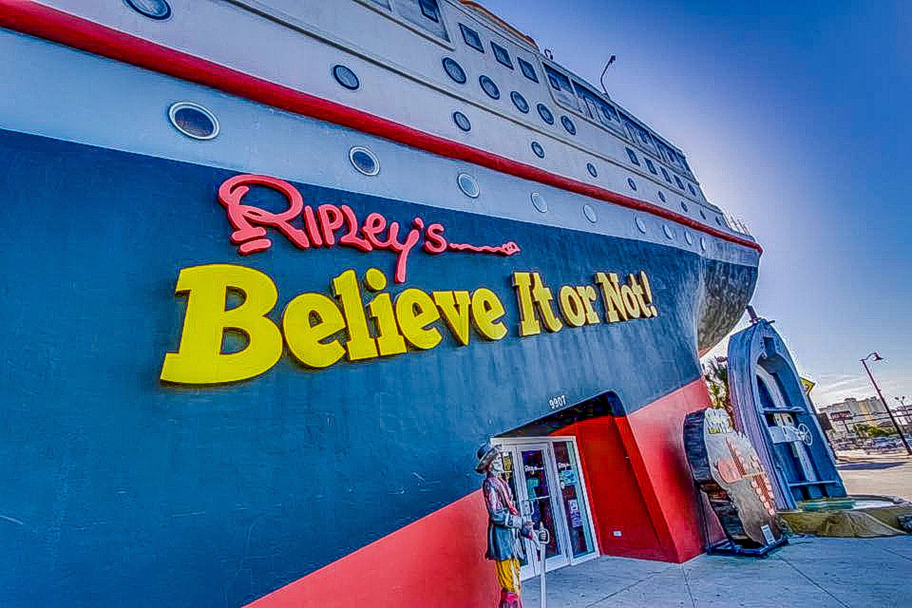 Una grande nave con la scritta "Ripley's Believe It or Not" dipinta sul fianco.
