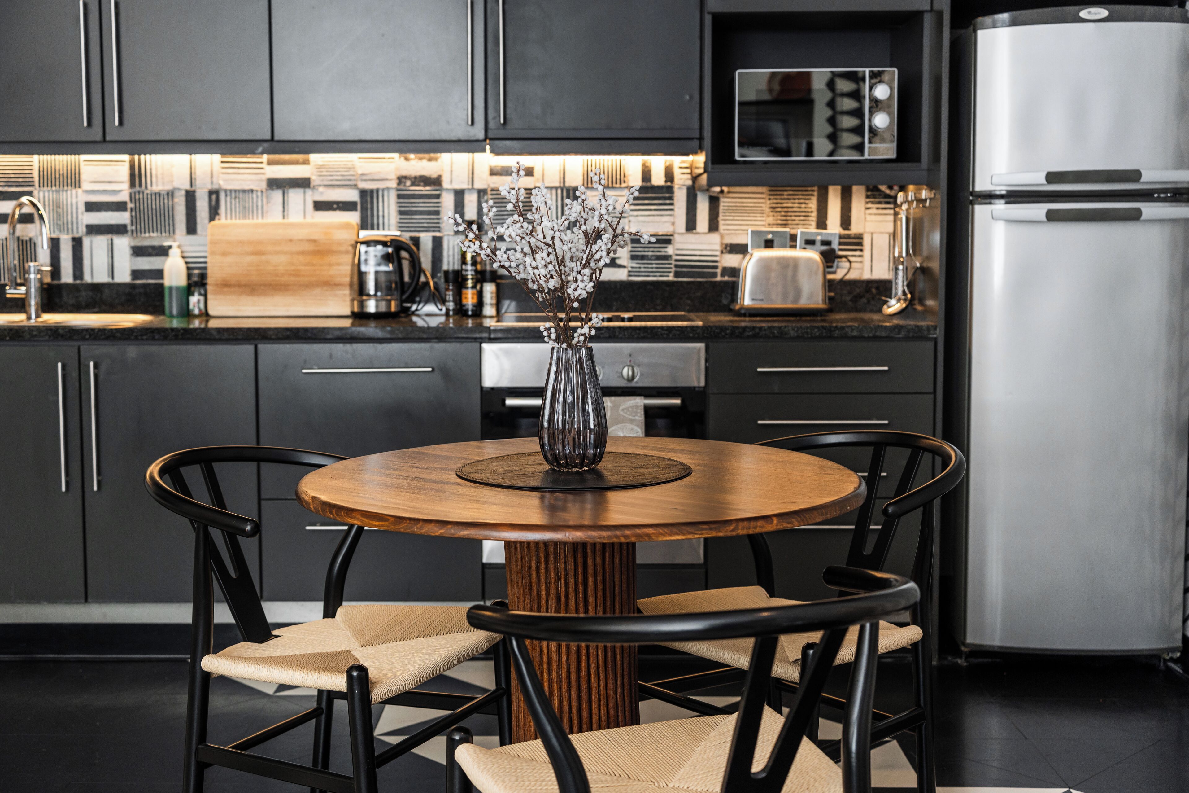 Kühlschrank, Mikrowelle, Ofen, Herdplatte