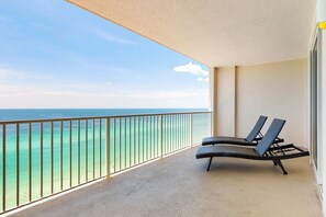 Property grounds - Ocean Reef Retreat - Dual Suites, Incredible Views, WiFi, Shared Pool & Hot Tub (Panama City Beach)
