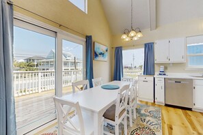 Dining - Cozy coastal home with plenty of space and close to beach (Navarre)
