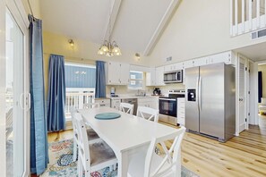 Fridge, microwave, oven, stovetop - Cozy coastal home with plenty of space and close to beach (Navarre)