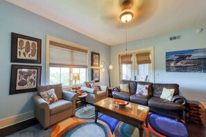 TV, DVD player - Sophisticated condo with pool, central AC & beach access (Santa Rosa Beach)