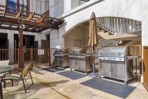 Outdoor dining - Sophisticated condo with pool, central AC & beach access (Santa Rosa Beach)
