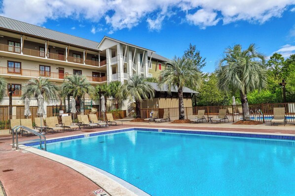 Pool - Sophisticated condo with pool, central AC & beach access (Santa Rosa Beach)