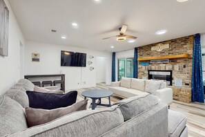TV, offices - Charming coastal home with private pool and spacious living area (Navarre)