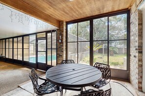 Dining - Charming coastal home with private pool and spacious living area (Navarre)