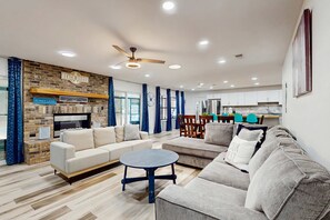 TV, offices - Charming coastal home with private pool and spacious living area (Navarre)