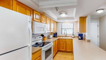 Coffee/tea maker, fridge, microwave, oven