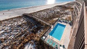 Ein Hotel mit Pool, Strandzugang und Meerblick.