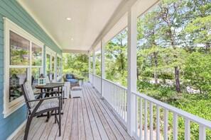 Outdoor dining - Tree-lined home with deck and AC - 1 block from the beach, Eastern Lake, and 30A (Santa Rosa Beach)