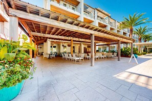 Outdoor dining - Chic condo steps from beach with patio, W/D, AC, and resort-style pool and gym (Inlet Beach)