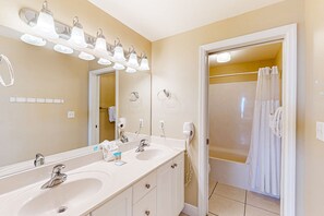 Shower, towels - Deluxe Condo Unit! Master BR on Gulf side, Double long Balcony & Guestroom (Panama City Beach)