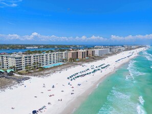 On the beach - Waters Edge 211 Beach Happy- 2nd Floor Waterfront Condo with Central AC, Washer/Dryer & Shared Pools (Fort Walton Beach)