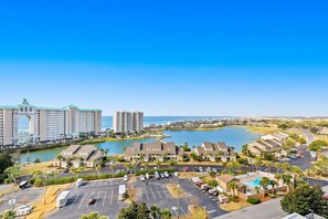 Een resort met meerdere gebouwen, een parkeerplaats en een waterpartij.