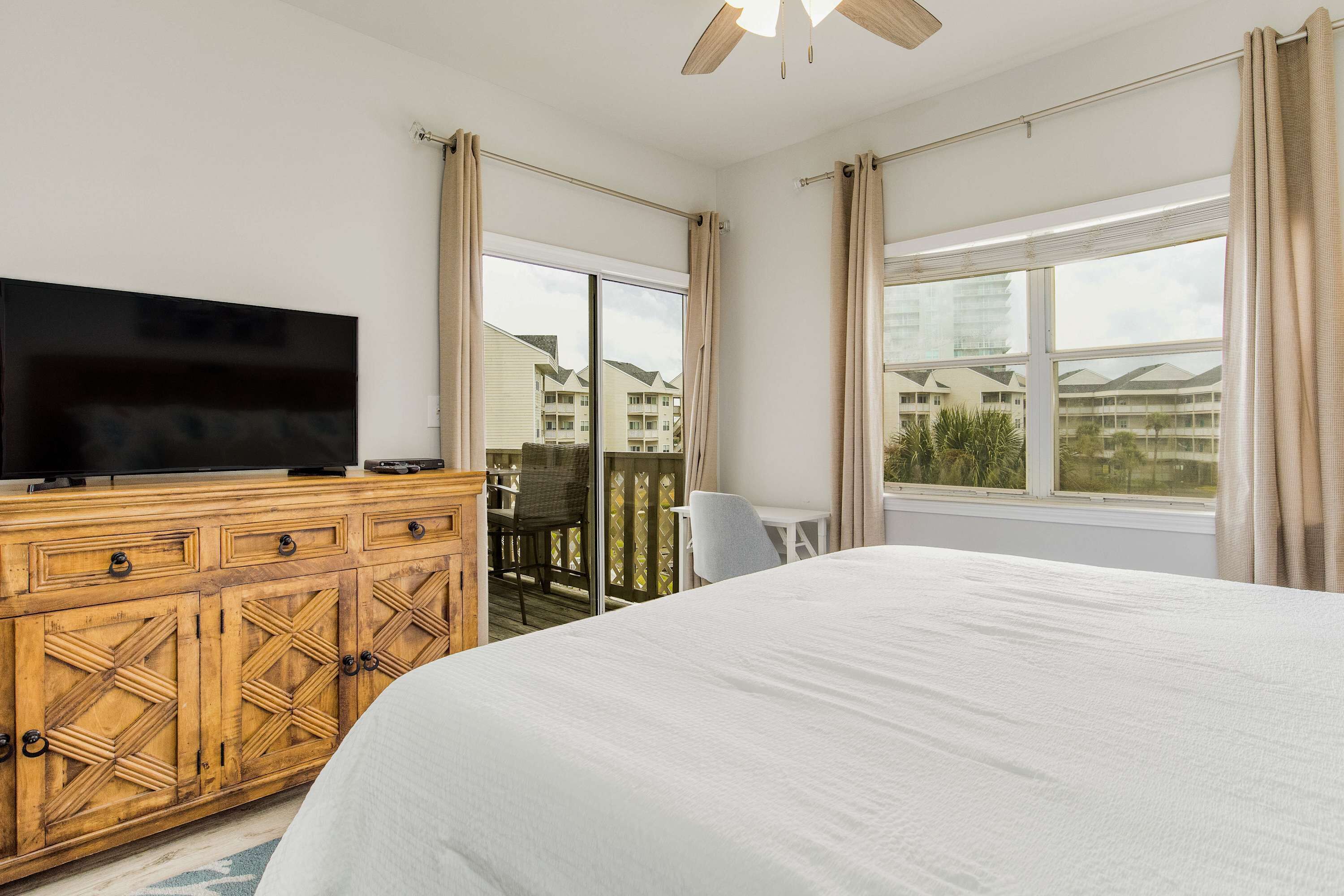 2 bedrooms, desk, iron/ironing board, WiFi