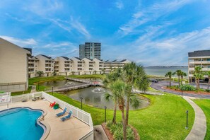 Pool - Remodeled condo with bay views, pool, fishing pier, & easy beach access (Pensacola Beach)