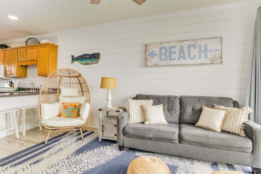 Remodeled Condo With Bay Views, Pool, Fishing Pier, & Easy Beach Access - Gulf Breeze, FL