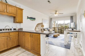 TV, offices - Remodeled condo with bay views, pool, fishing pier, & easy beach access (Pensacola Beach)