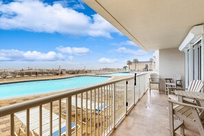 Outdoor dining - Gulf-front condo with washer/dryer, pools, hot tub, fitness room, & beach access (Fort Walton Beach)