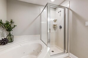 Shower, towels - Gulf-front condo with washer/dryer, pools, hot tub, fitness room, & beach access (Fort Walton Beach)