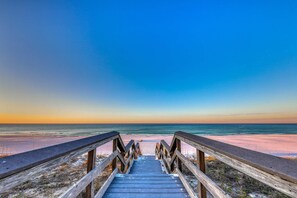 On the beach - 13th-floor Gulf-front condo with balcony, washer&dryer, pool & tennis (Miramar Beach)