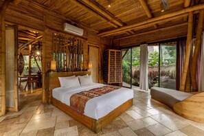 4 bedrooms, WiFi, bed sheets - Cação House Eco-Luxe Family home near Green School (Kabupaten Badung)