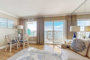 TV, DVD player, offices - Cozy beachfront home with shared pool, private balcony and beach access (Fort Walton Beach)