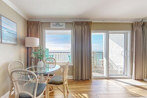 Dining - Cozy beachfront home with shared pool, private balcony and beach access (Fort Walton Beach)