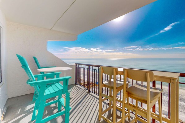Property grounds - Cozy beachfront home with shared pool, private balcony and beach access (Fort Walton Beach)