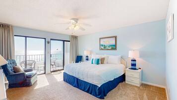 Tabla de planchar con plancha, wifi y ropa de cama