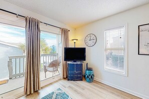 TV, offices - Lovely condo with private beach access - pool, private balcony & laundry (Pensacola Beach)