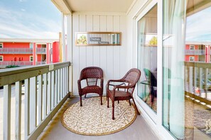 Property grounds - Lovely condo with private beach access - pool, private balcony & laundry (Pensacola Beach)