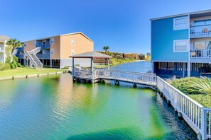 Exterior - Lovely condo with private beach access - pool, private balcony & laundry (Pensacola Beach)